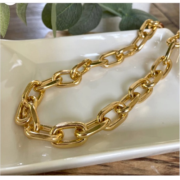Jewelry - Gold chunky link necklace